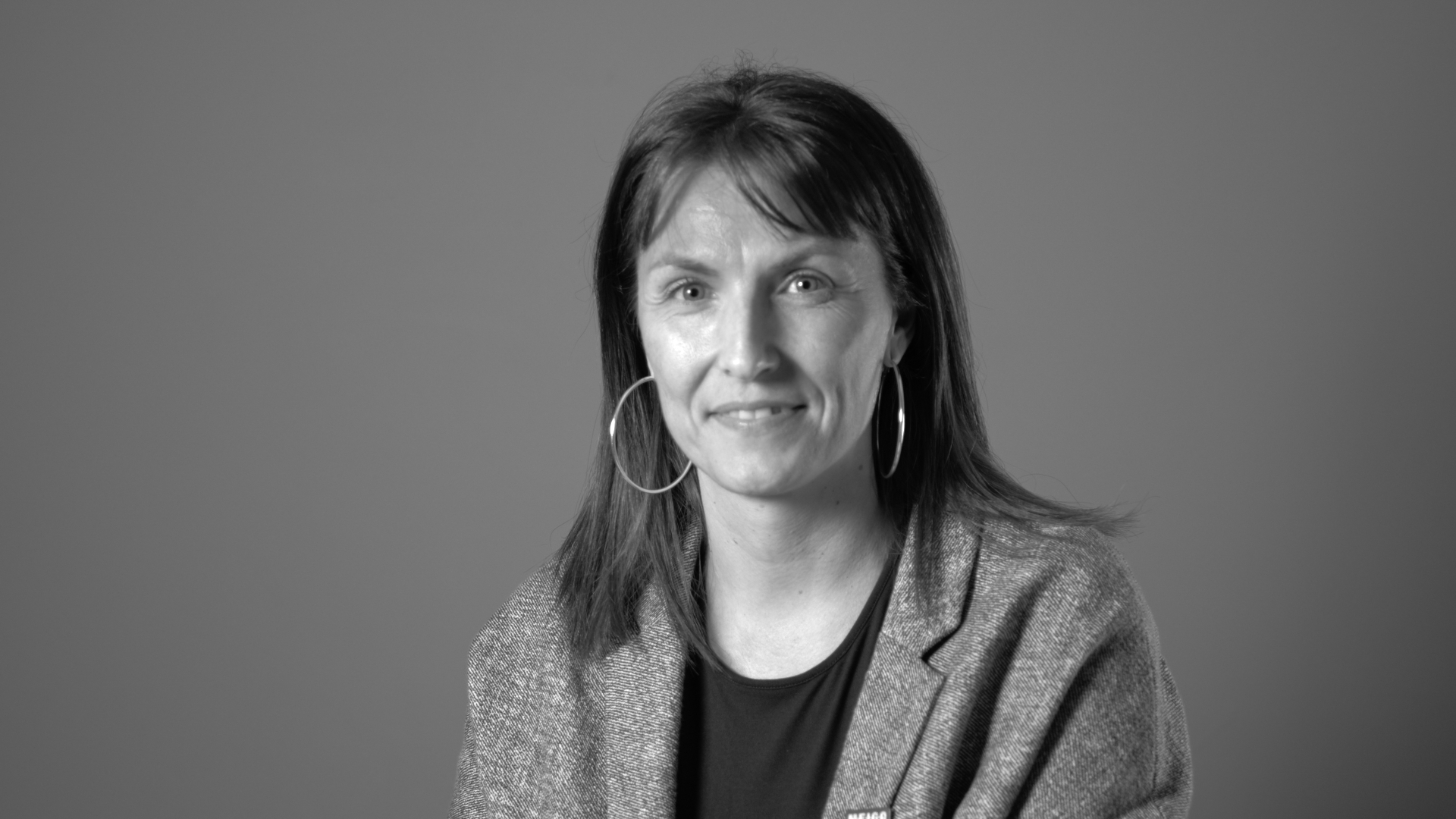 Mujer en blanco y negro posando